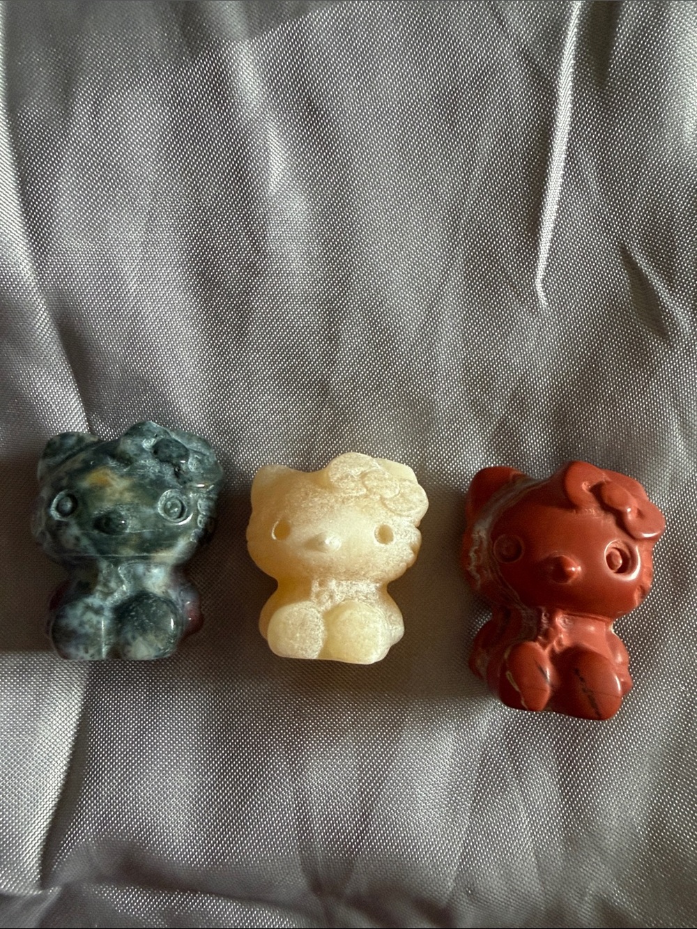 Crystal Hello Kittys Multicolor (Green, Cream, Red)